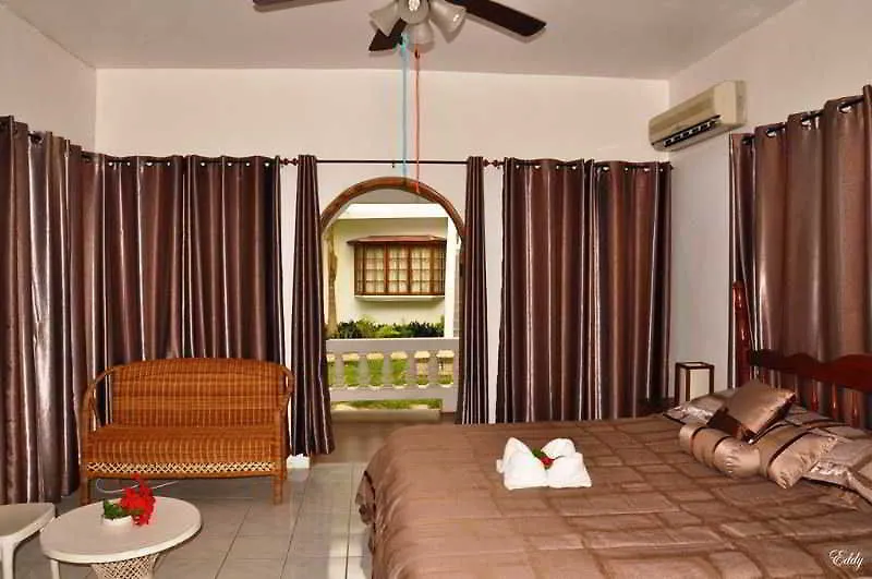 Pure Oasis Resort Негрил Отель